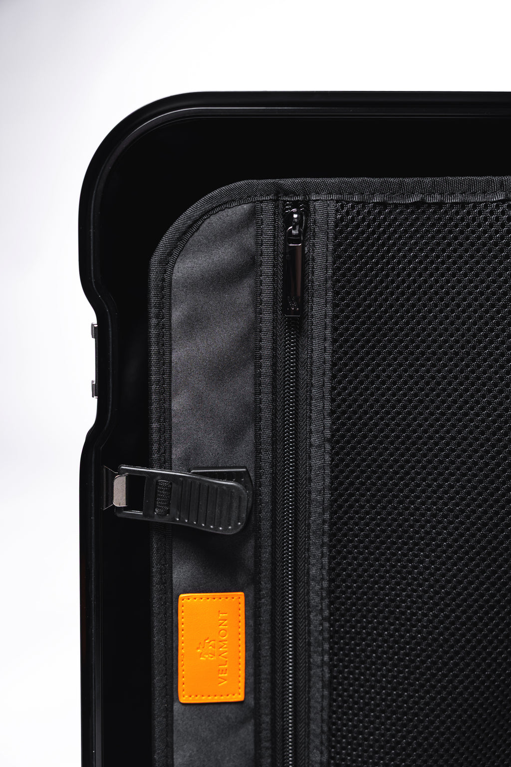 Atlas 29" - Check In - Aluminium Suitcase - Black Series