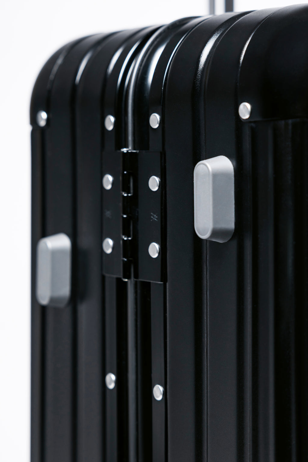 Atlas 29" - Check In - Aluminium Suitcase - Black Series