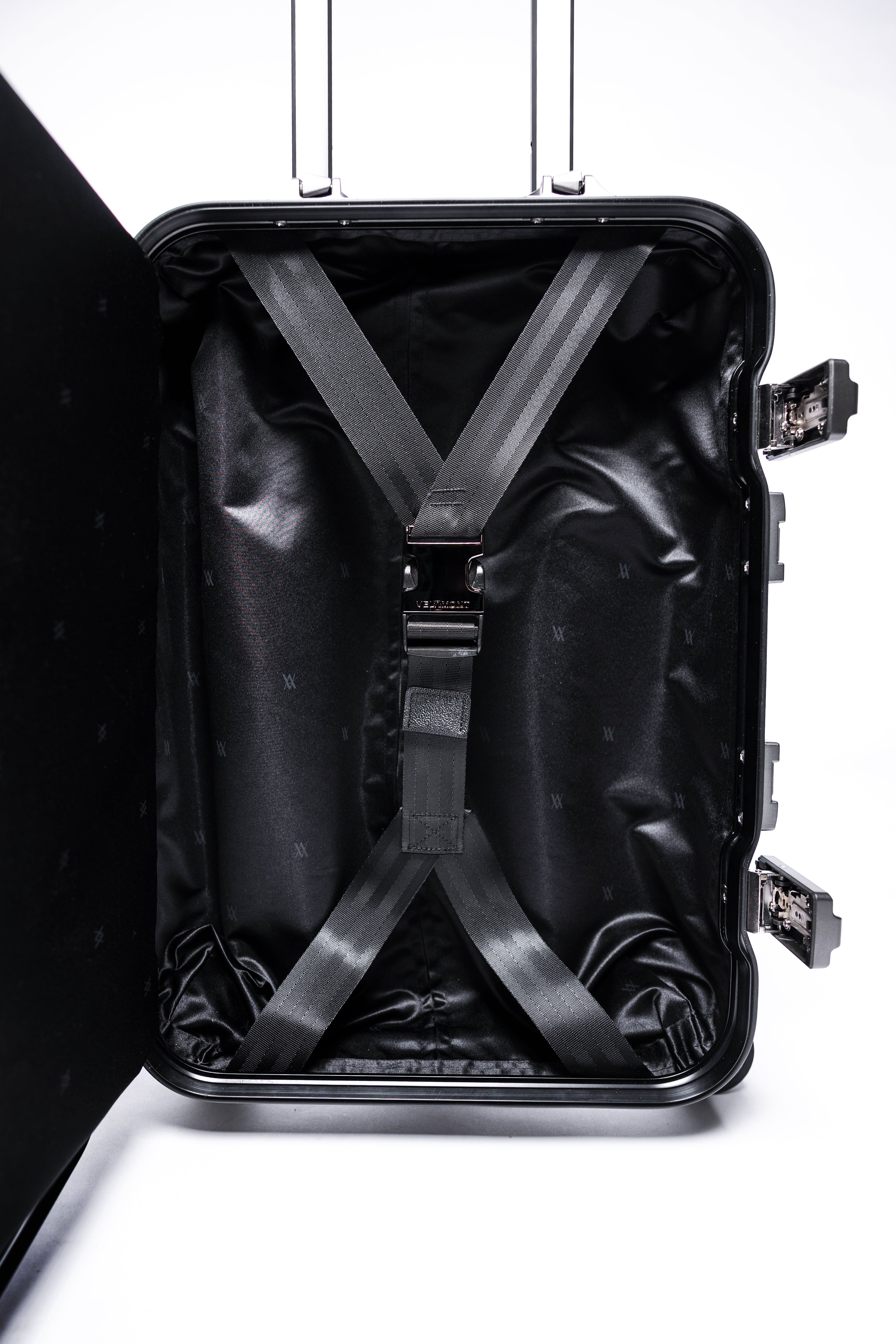 Lite 20" - Carry on - Aluminium Suitcase - Black Series