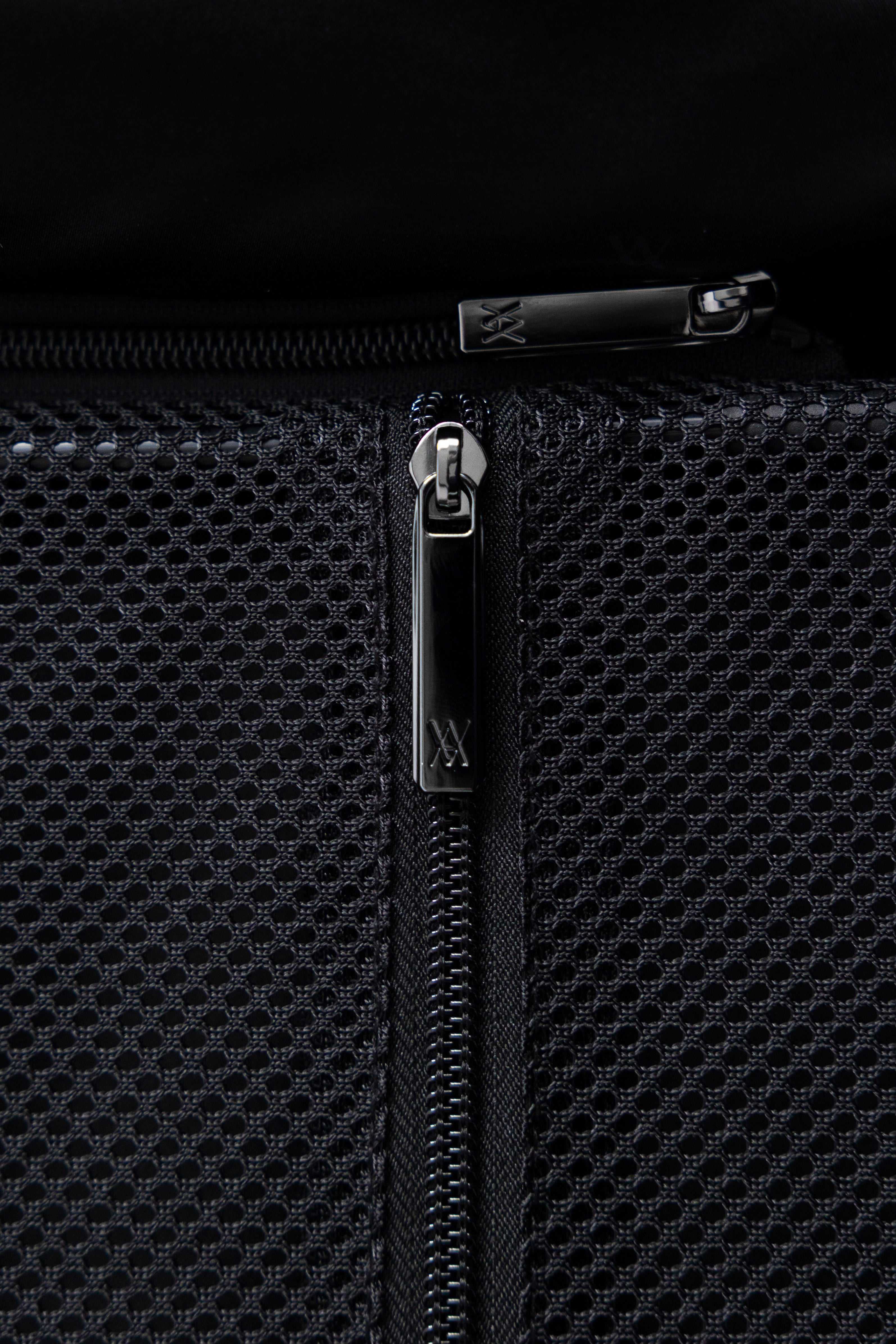 Lite 20" - Carry on - Aluminium Suitcase - Black Series
