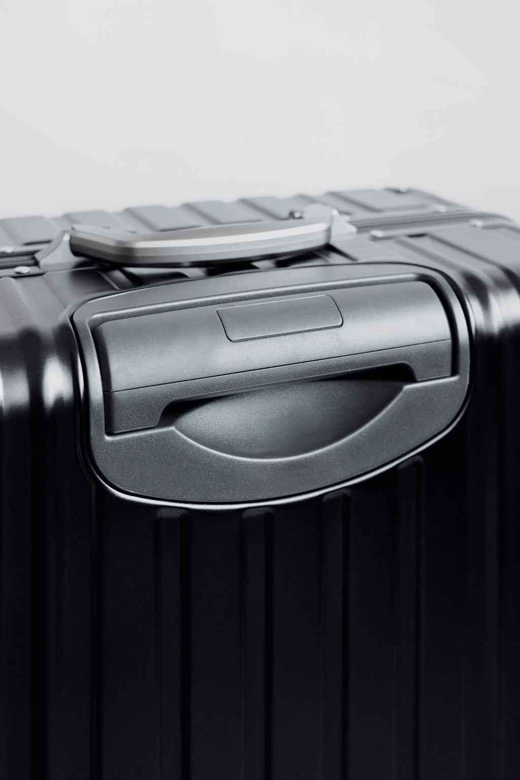 Lite 20" - Carry on - Aluminium Suitcase - Black Series