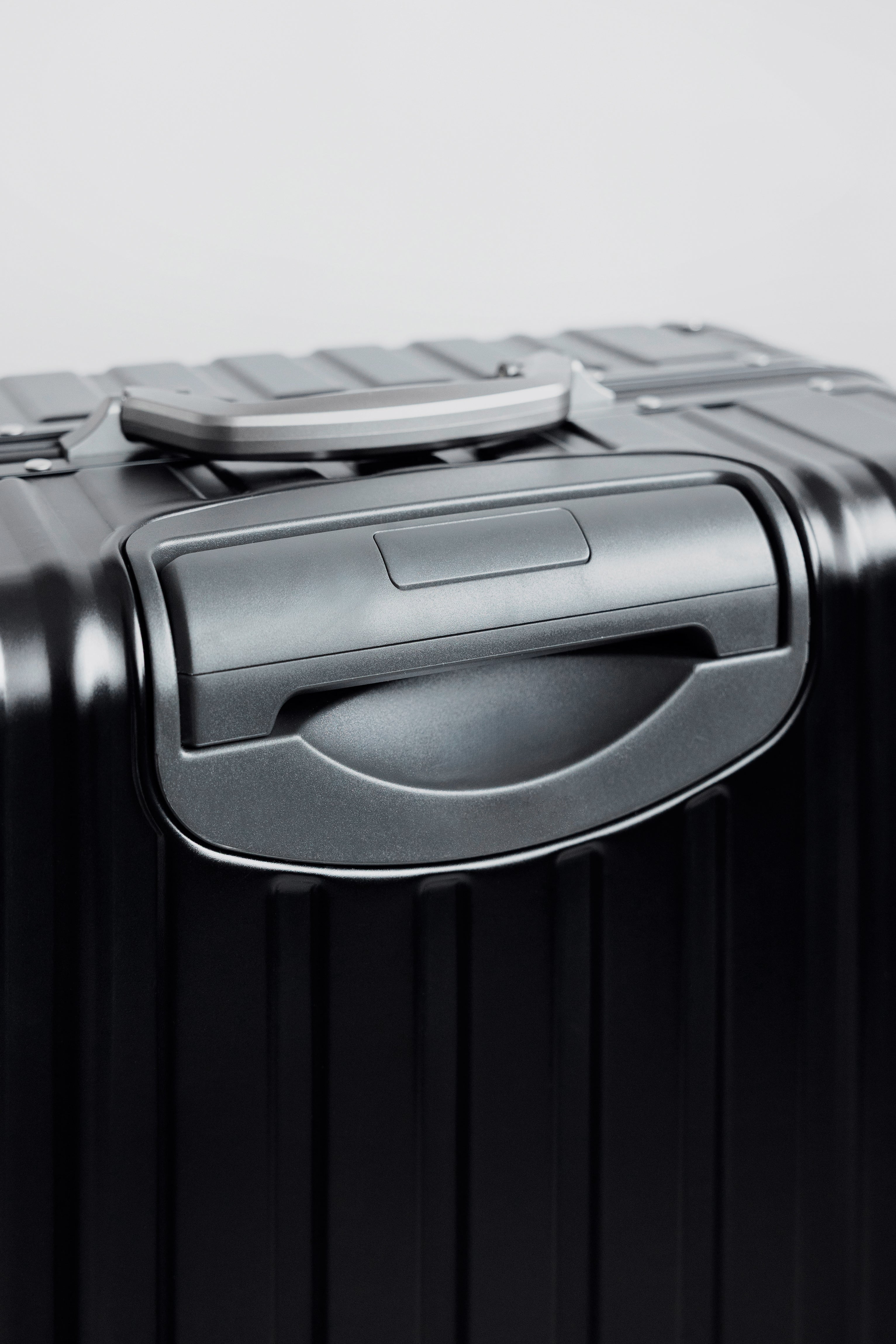 Lite 20" - Carry on - Aluminium Suitcase - Black Series