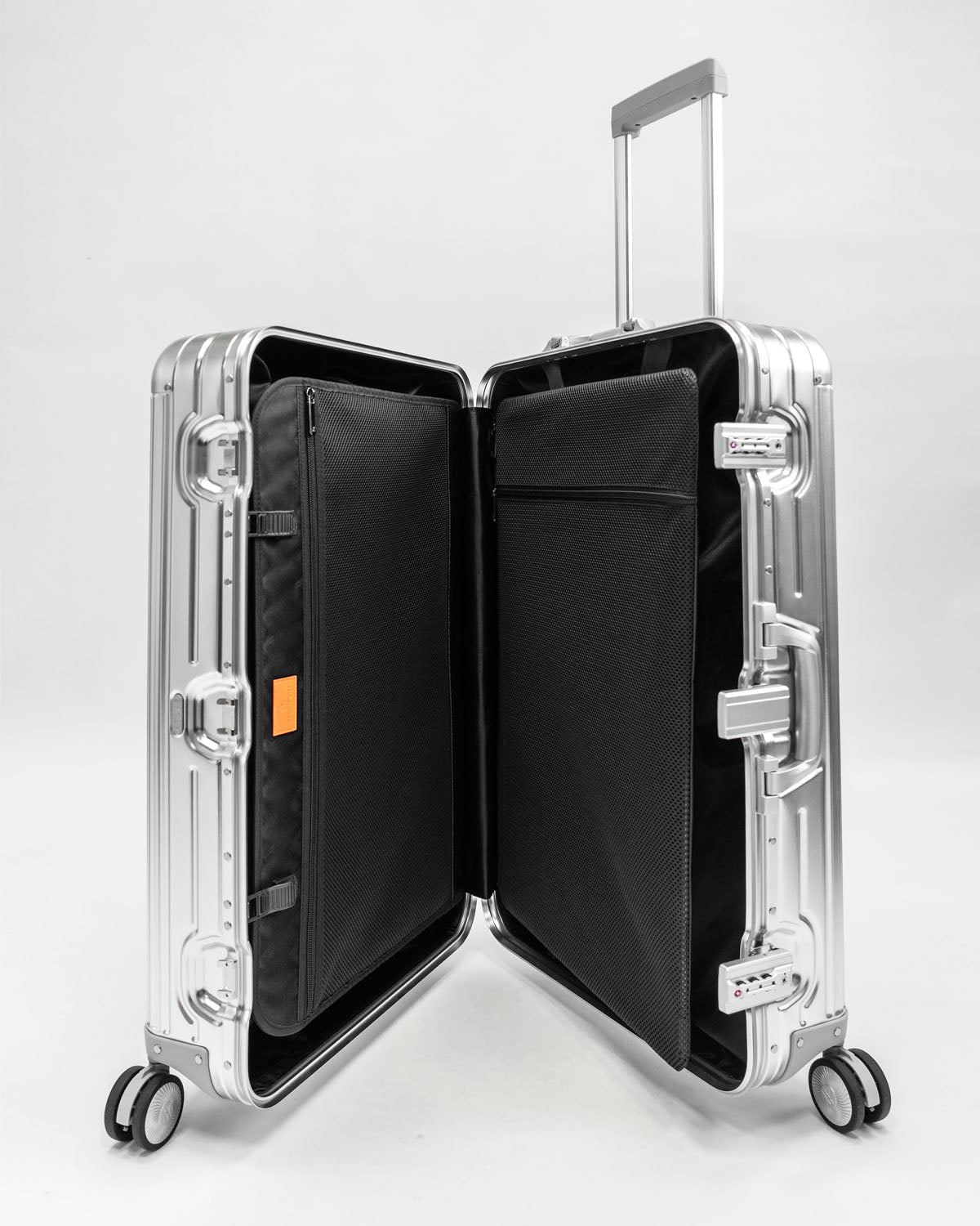 Atlas 29" - Check In - Aluminium Suitcase - Classic Series