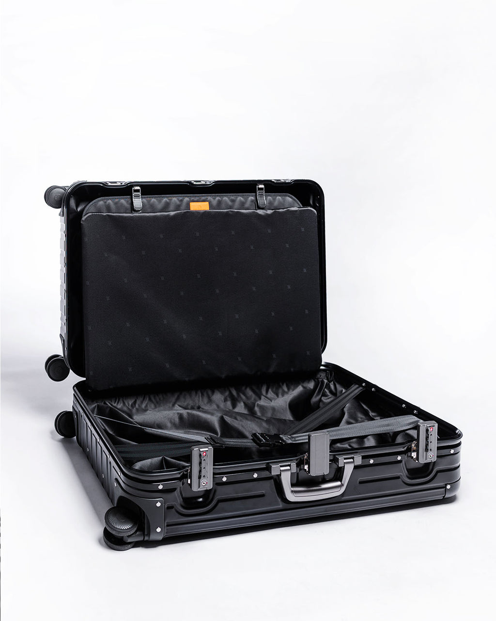 Atlas 29" - Check In - Aluminium Suitcase - Black Series