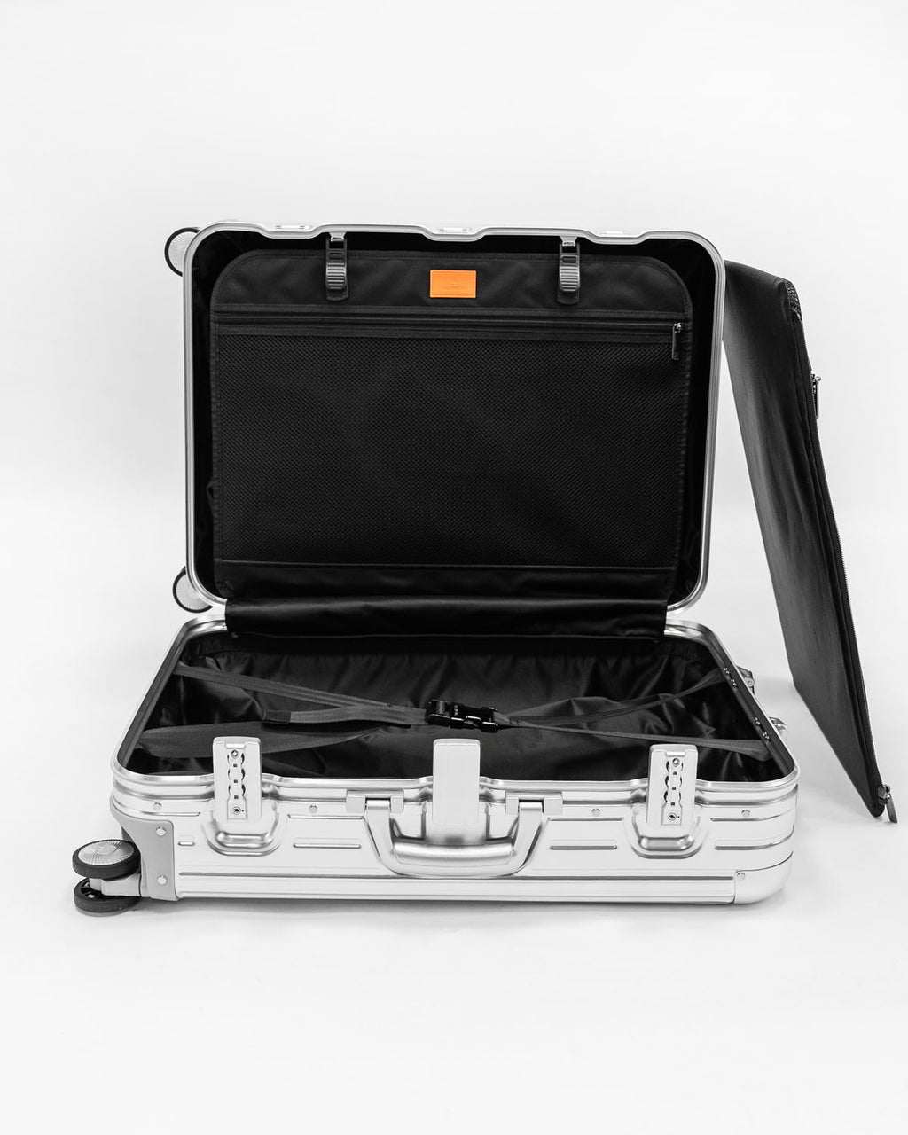 Core 26" - Check in - Aluminium Suitcase - Classic Series